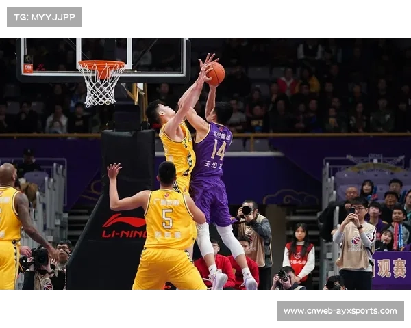 阳东队对阵江城队半场结束,比分紧咬